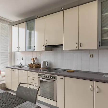 5th Floor Apartment- Harborview *