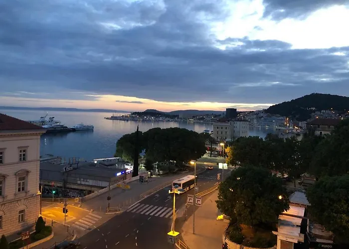 5th Floor Apartment- Harborview Apartment Split