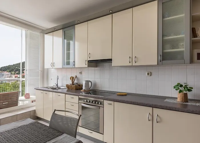 5th Floor Apartment- Harborview *