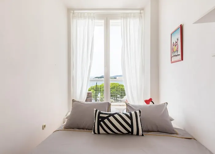 5th Floor Apartment- Harborview *